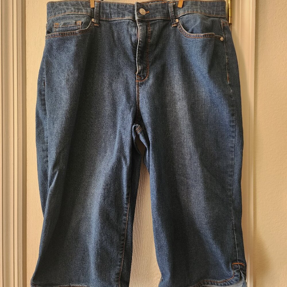 Gloria Vanderbilt All-Around Slimming Effect jean bermuda length shorts size 18